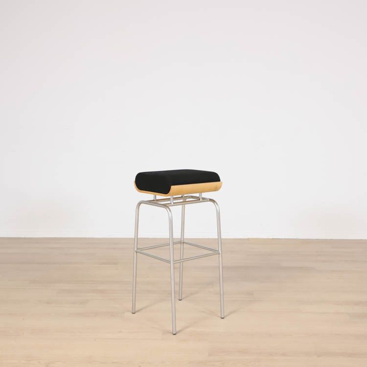 Elegant svart barpall Bison från Johanson Design med hög sittkomfort och tidlös design. Perfekt för både hemmet och kontoret.
