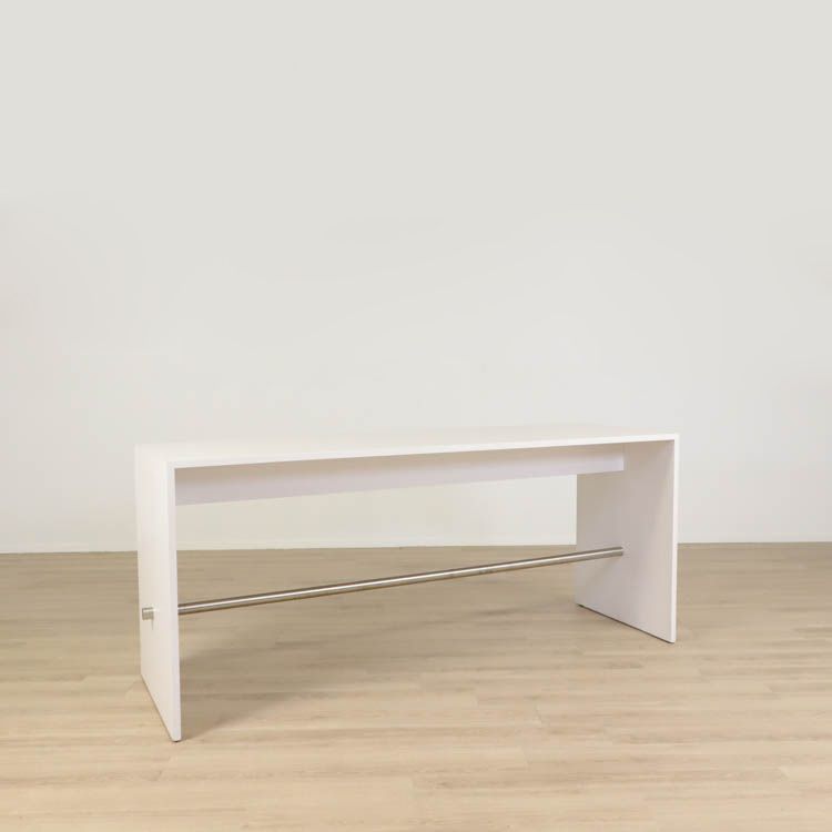 Begagnat barbord Ping Pong från Blå Station i vitt med fotstöd i rostfritt stål. Mått: Längd: 250 cm, Bredd: 80 cm, Höjd: 107 cm. 