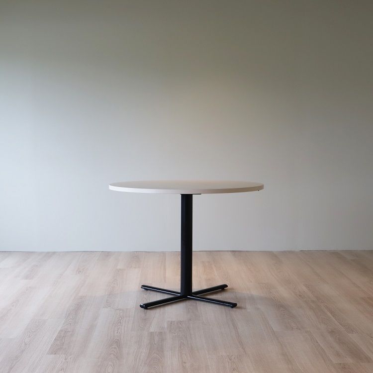 Begagnat Hopfällbart bord från Howe. Bordsskivan är beige och har en svart pelare samt kryssfot. Mått diameter 98 cm och höjd 75 cm.