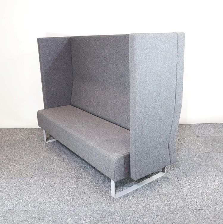 Begagnad soffa med hög rygg Box från Brizley klädd i grått tyg. Mått: Bredd: 195 cm Djup: 73 cm Höjd: 140 cm Sitthöjd: 45 cm.