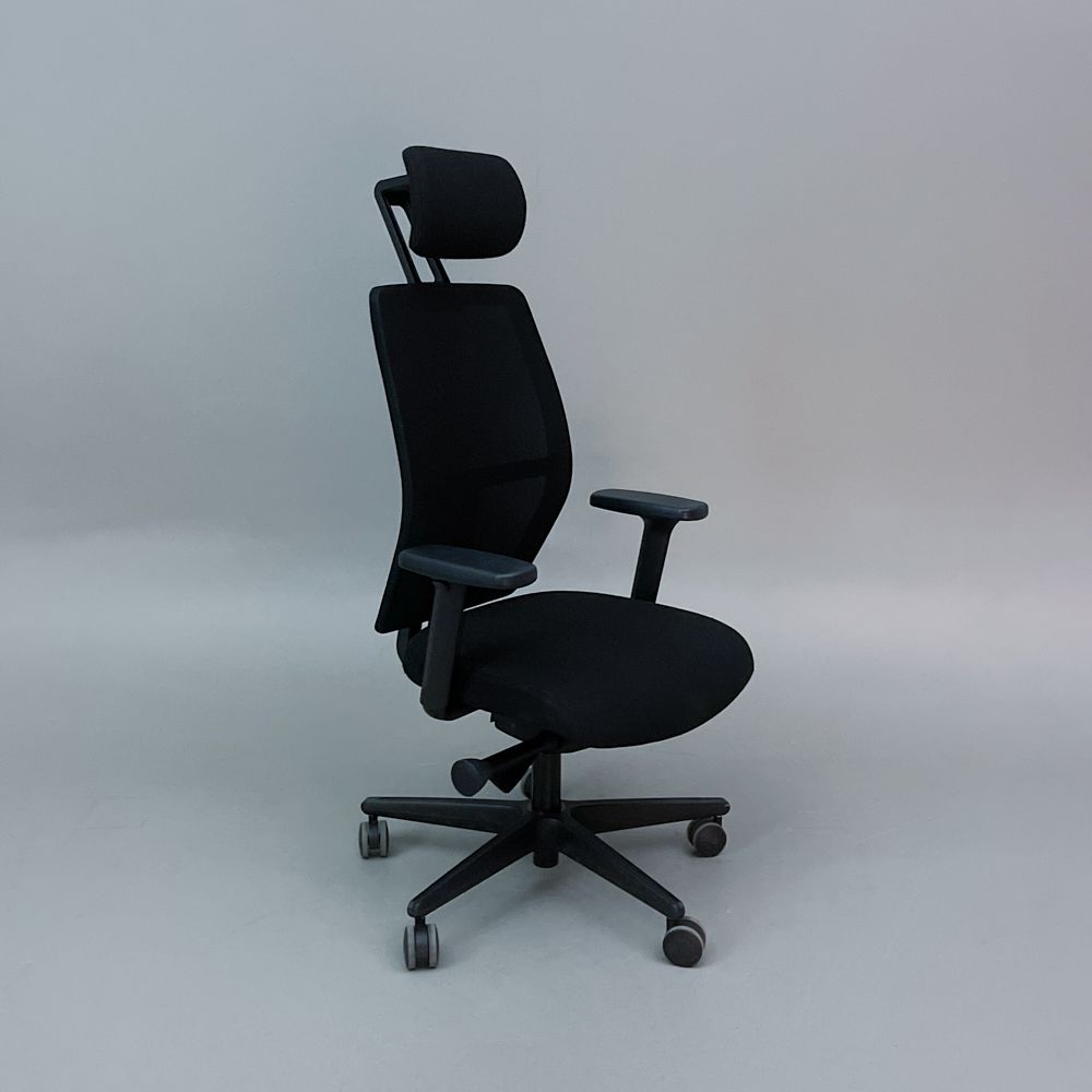 Begagnad kontorsstol Soul från Savo med ryggstöd i mesh, tygklädd sits. Mått: sitthöjd 40–52 cm.
