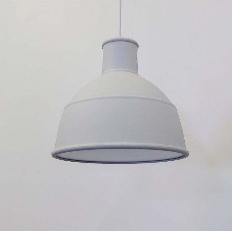 Begagnad grå Muuto Taklampa Unfold, i silikongummi.