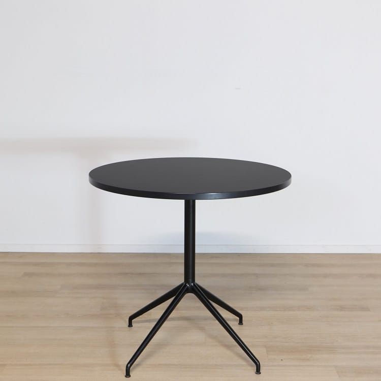 Begagnat hopfällbart bord Yop från Arper med rund bordsskiva och stativ i aluminium. Mått: Diameter 79 cm och höjd 75 cm.