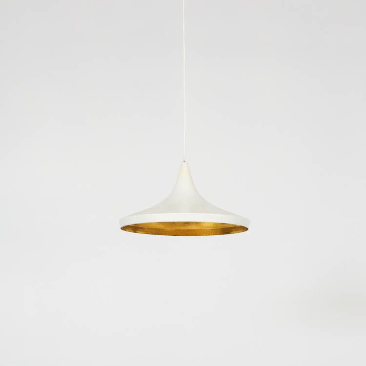 Handgjord taklampa 'Beat Wide' från Tom Dixon i vit färg med unikt hantverk och modern design.