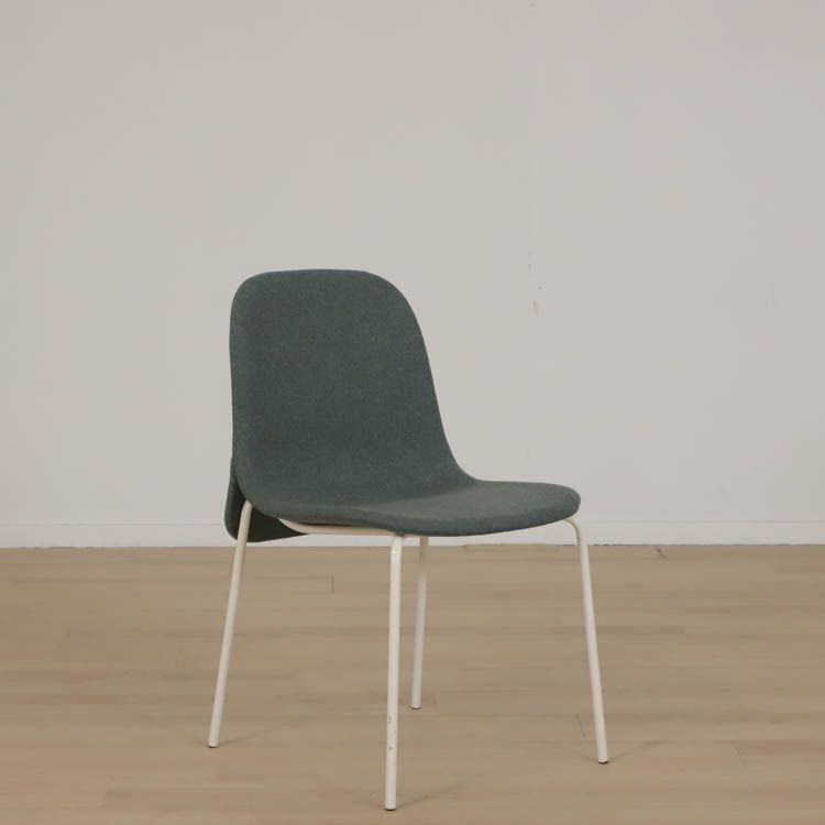 Begagnad konferensstol Cape från Offecct i grönt. Mått: Total höjd: 80 cm, Sitthöjd: 45 cm, Rygghöjd: 42 cm, Sittbredd: 46 cm, Ryggbredd: 42 cm, Djup: 42 cm.