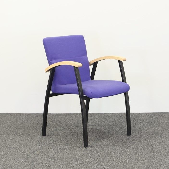 Begagnad konferensstol Arcus från Kinnarps i lila tyg, armstöd i bok och svart stålstativ. Mått: Bredd 56, Höjd 44, Höjd 80 cm, Djup 65 cm. 