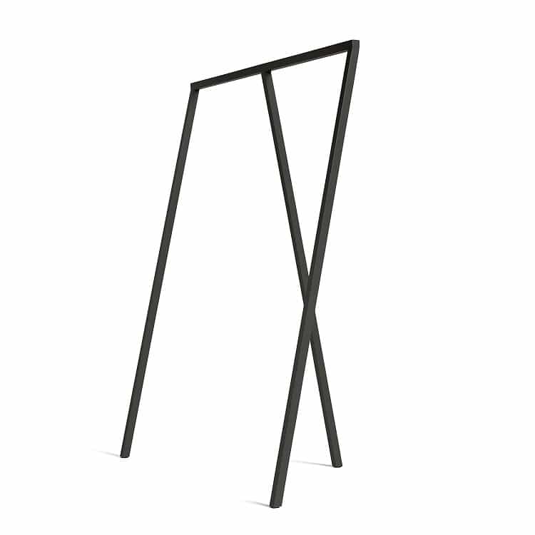 Begagnad Klädhängare från Hay, modell Loop. På tre ben i svart pulverlackerat stål. Mått höjd 150 cm, bredd 130 cm, djup 65 cm.