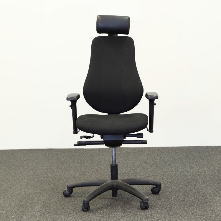 Begagnad kontorsstol Surf från Officeline i svart. Med arm och nackstöd. Mått: öjd justerbar från 110 cm till maxhöjd 123 cm.