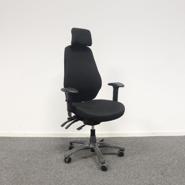 Begagnad kontorsstol Optimum Z i svart tyg från Toplux. Med armstöd och nackstöd. Mått: Sitthöjd 46–59 cm. 
