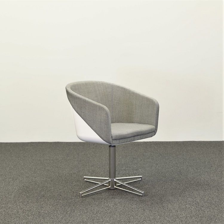 Begagnad fåtölj Cabin från Johanson Design. I grått tyg med ett vitt skal. Mått: höjd: 80 cm, bredd: 61 cm, djup: 61 cm, sitthöjd 48 cm. 