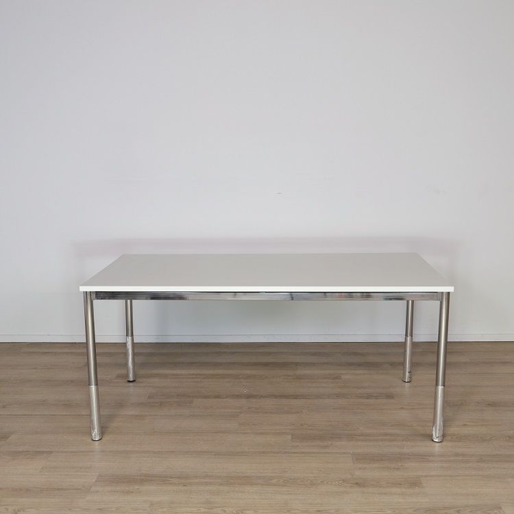 Begagnat vitt matbord med kromade raka ben och manuellt justerbar höjd. Mått: Längd 160, bredd 80 cm, höjd 61–81 cm. 