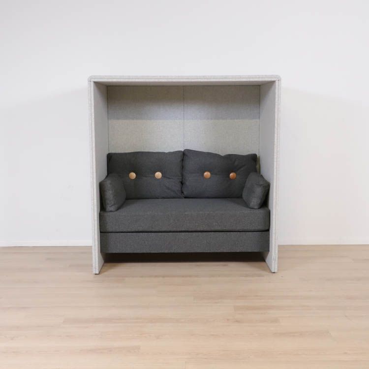 Begagnad soffa med hög rygg Limbus från Glimakra of Sweden. Ljusgrå stomme, mörkgrå sittdel med bruna detaljer. Höjd: 150 cm, Sitthöjd: 47 cm, Bredd: 140 cm.