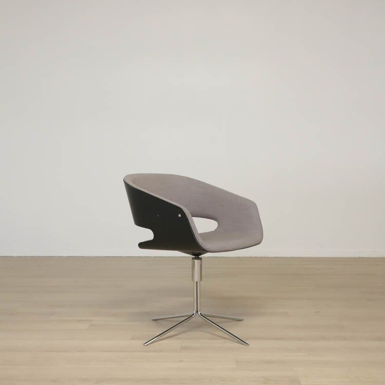Begagnad konferensstolen Gap från Johanson Design i grå färg. Mått: Djup: 56 cm, Bredd: 59 cm, Sitthöjd: 47 cm, Höjd: 77 cm.