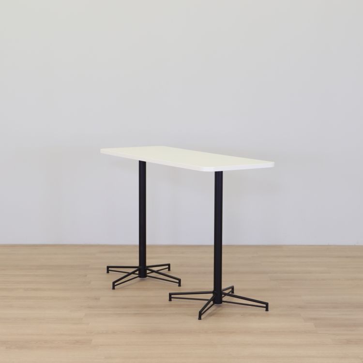 Begagnat barbord X-bone från Johanson Design i vitt med svart stativ. Mått: längd 135 cm, bredd 53 cm och höjd 90 cm. 