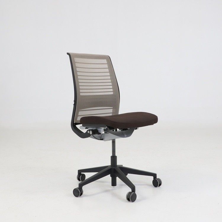 Begagnad kontorsstol Think från Steelcase utan armstöd med varmbrun sits, beigegrått ryggstöd. Mått: justerbar sitthöjd 40,5–52 cm.