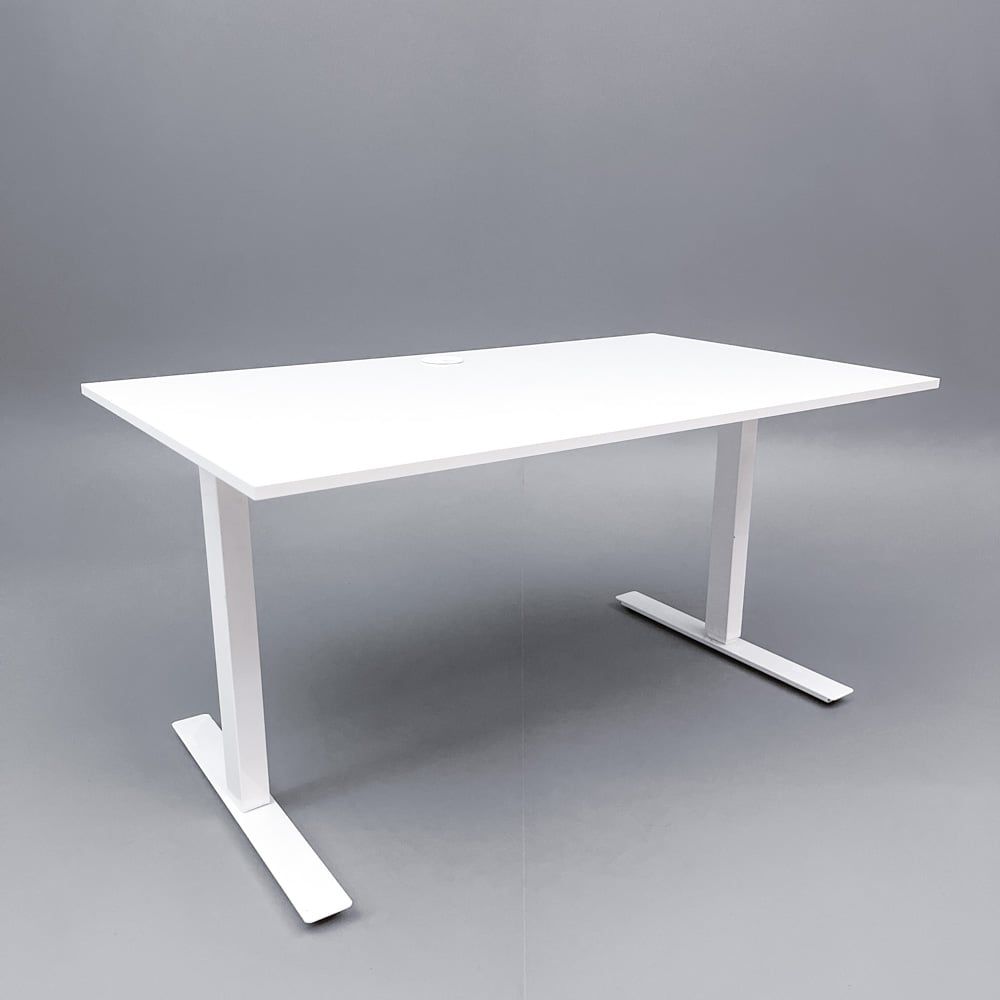 Begagnat höj-/sänkbart skrivbord i vit laminat. Inklusive kabelrännor för sladdhantering. Höjd 70 - 120 centimeter.
