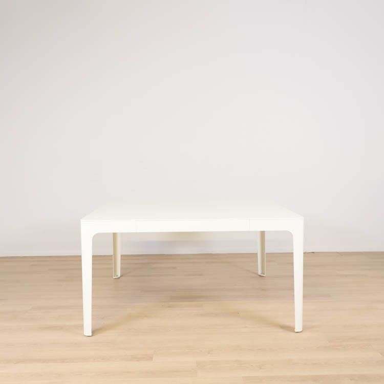 Begagnat konferensbord Ava från Materia i vitt. Mått: bredd 140 cm, djup 140 cm och höjd 74 cm.