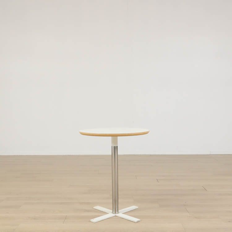 Begagnat cafébord från Mitab, modell Unit. Med rund vit bordsskiva, fasad kant. Krom/vit stativ. Mått: Höjd: 73 cm, Diameter: 60 cm. Passar perfekt som fikabord eller för snabbare möten.
