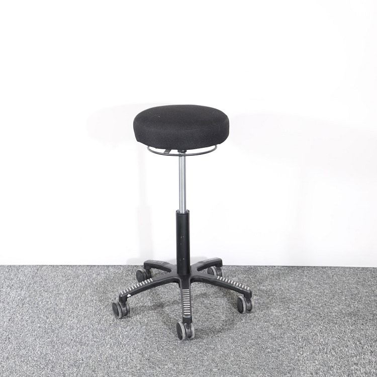 Begagnad balanspall Monika från Kenson i svart tyg, Mått: Sits diameter: 32 cm, Högsta höjd: 75 cm, Lägsta höjd: 55 cm.