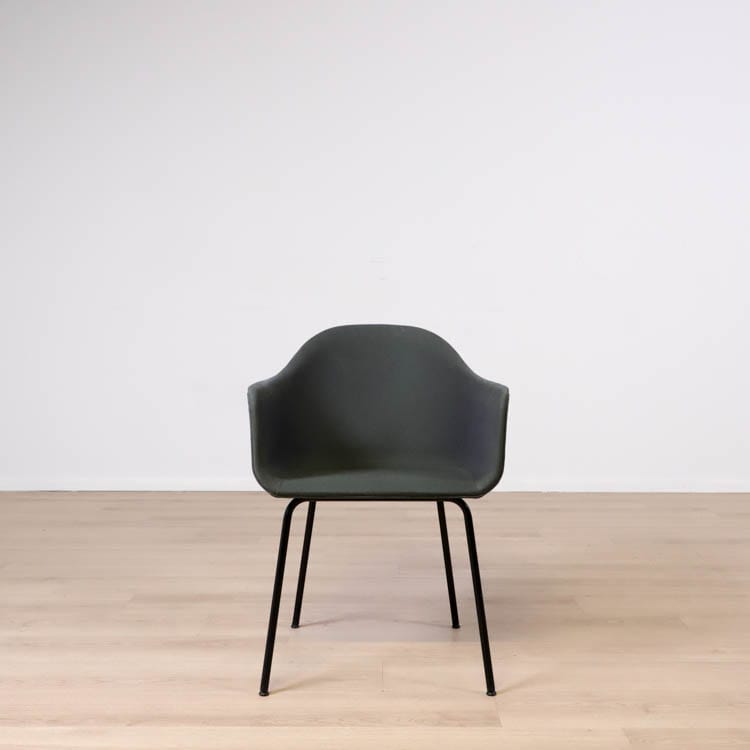 Begagnad konferensstol Harbour Dining chair från Audo Copenhagen i mörkgrönt. Ben i pulverlackerat stål. Mått: bredd 59 cm, höjd 79 cm, djup 52 cm, sitthöjd 46 cm.