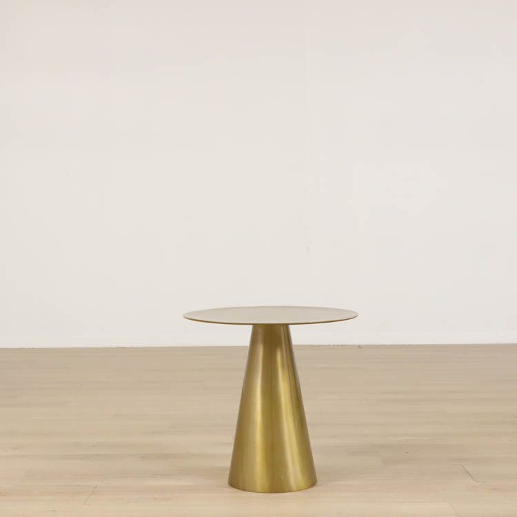 Begagnat soffbord från HK Living. I mässing med rund bordsskiva och konformat stativ. Mått höjd 47 cm och bredd 49 cm. 