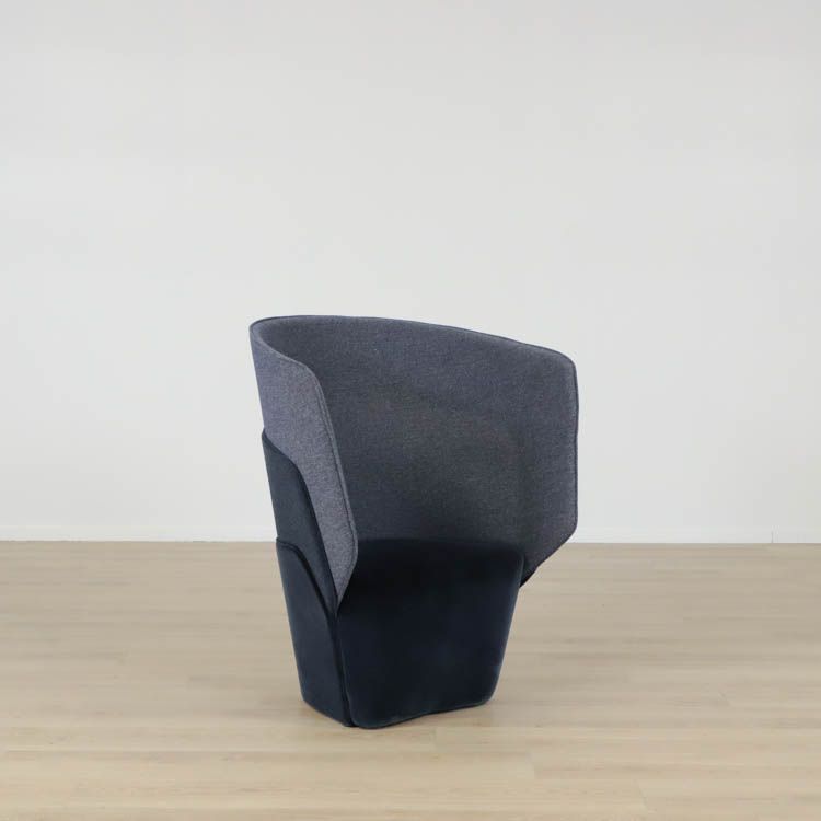 Begagnad fåtölj med hög rygg Layer från Offecct i mörkblått. Mått: Höjd: 106 cm, Sitthöjd: 42 cm, Rygghöjd: ca 68 cm, Bredd: 85 cm, Sittdjup: ca 75 cm.