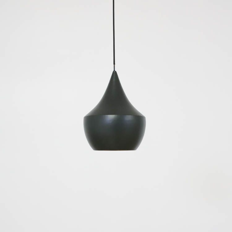 Begagnad taklampa Beat Fat från Tom Dixon i svart matt svart finish, insida i mässing. Mått: höjd 30 cm och diameter 24 cm.  