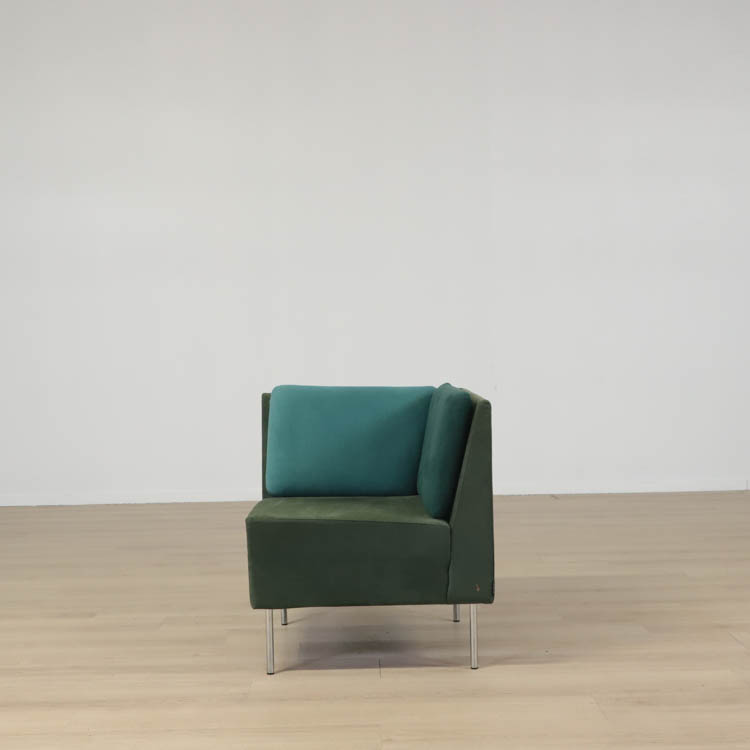 Begagnad modulsoffa hörnmodul Playback från Offecct. I gröna nyanser. Mått: höjd 76 cm, sitthöjd 44 cm, bredd 67 cm djup totalt 65 cm, sittdjup 55 cm. 