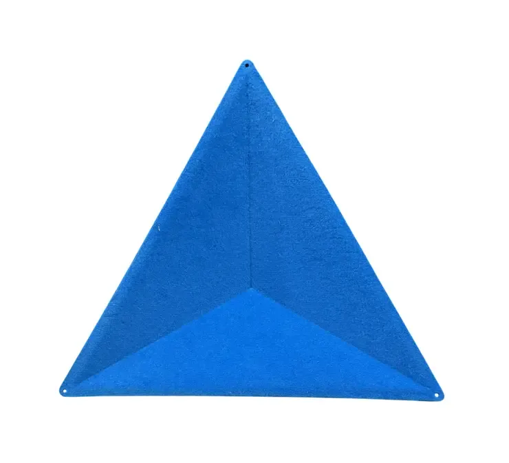 Begagnad takabsorbent Aircone från Abstracta. Trekantig i tygklädd formpressad filt. Mått: Höjd 40 cm x Bredd 45 cm x Djup 8 cm.