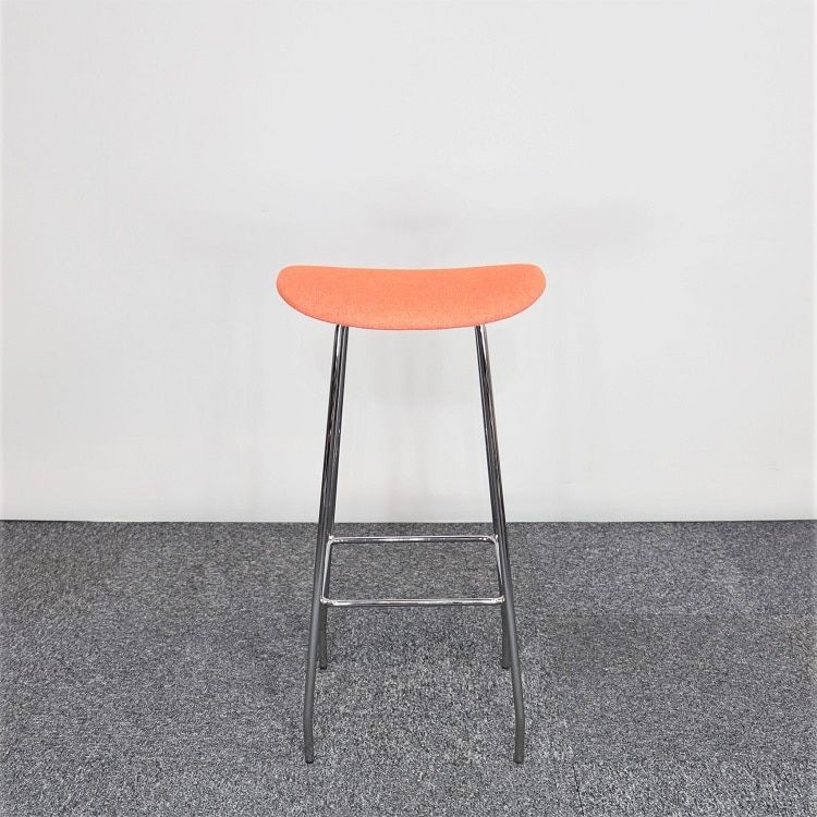 Begagnad barstol Cornflake från Offecct i Orange, kromade ben och fotstöd. Mått: Höjd 79 cm, Bredd: 42 cm, Sitthöjd: 79 cm, Djup: 32 cm