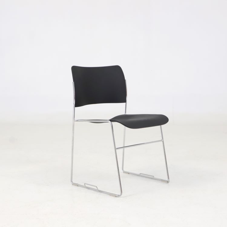 Begagnad konferensstol 40/4 från Howe med formpressad sits och rygg i svart, kromat stålunderrede. Mått: Höjd 75 cm, sitthöjd 44 cm, sittbredd 44 cm.