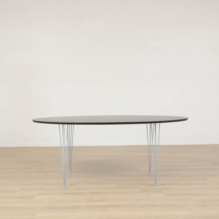 Konferensbord Superellips från Bruno Mathsson med svart bordsskiva och spännben i matt stål. Längd: 180 cm, bredd: 100 cm.