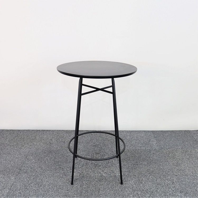 Begagnat runt barbord Snaregade från Menu i svart. Mått: diameter 68 cm, höjd 102 cm. 