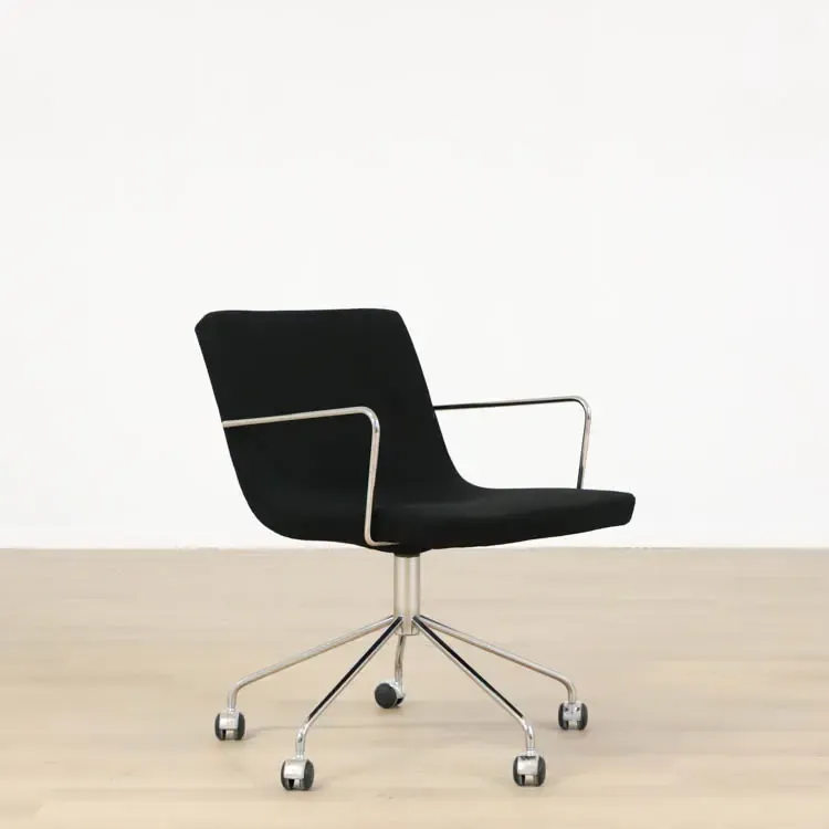 Begagnad stol med hjul Bond från Offecct i svart med kromat stativ. Mått: höjd 79 cm, sitthöjd 46 cm, Rygghöjd: 39 cm, Bredd: 52 cm, Djup: 43 cm. 