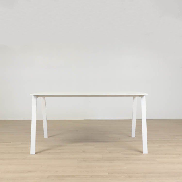 Begagnat projektbord Piece från Edsbyn i vitt. Mått: höjd 106 cm, bredd 210 cm och djup 100 cm. 