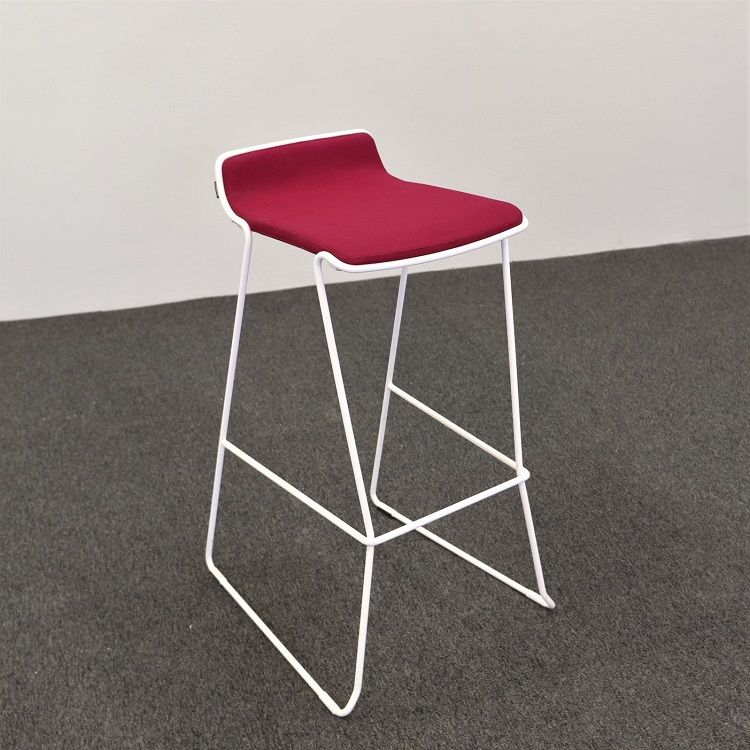 Begagnad barstol från Johanson Design. Modell: Speed BS 80 i rött med vitlackerade medben. Mått: Höjd: 89 cm, Sittbredd: 44 cm, Sittdjup: 52 cm, Sitthöjd: 80 cm