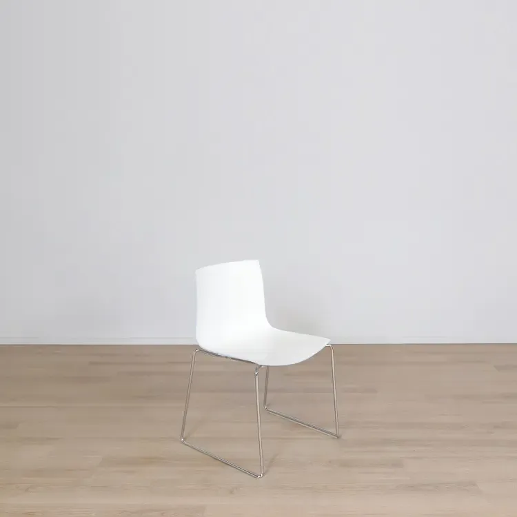 Begagnad matstol Catifa 46 från Arper i vit/blå färg. I vit/blå plast. Mått: höjd 80 cm, sitthöjd 46 cm, bredd 56 cm, djup 50 cm.