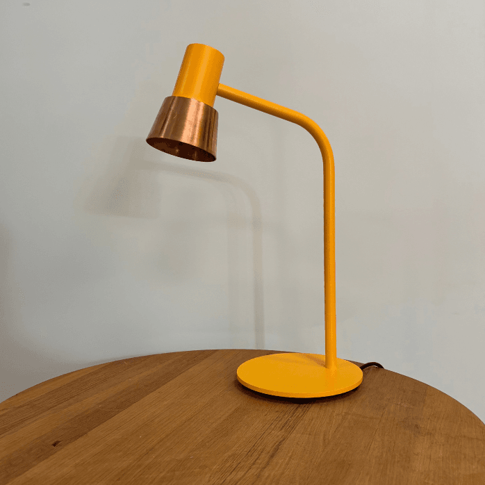 Begagnad bordslampa Compose från Zero i gult. Mått: Höjd 49,5 cm, fotens diameter 18 cm.