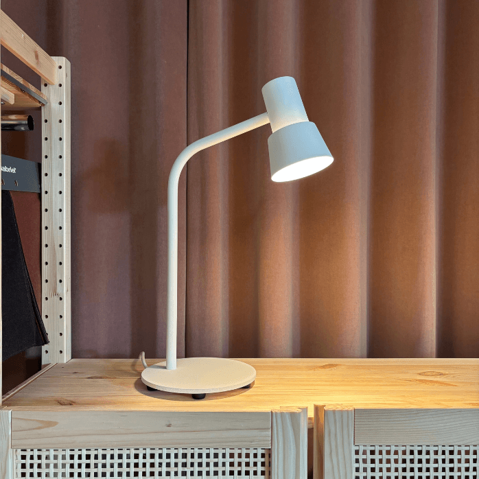 Bordslampa Compose från Zero i vit färg. Mått: Höjd 49,5 cm, fotens diameter 18 cm.