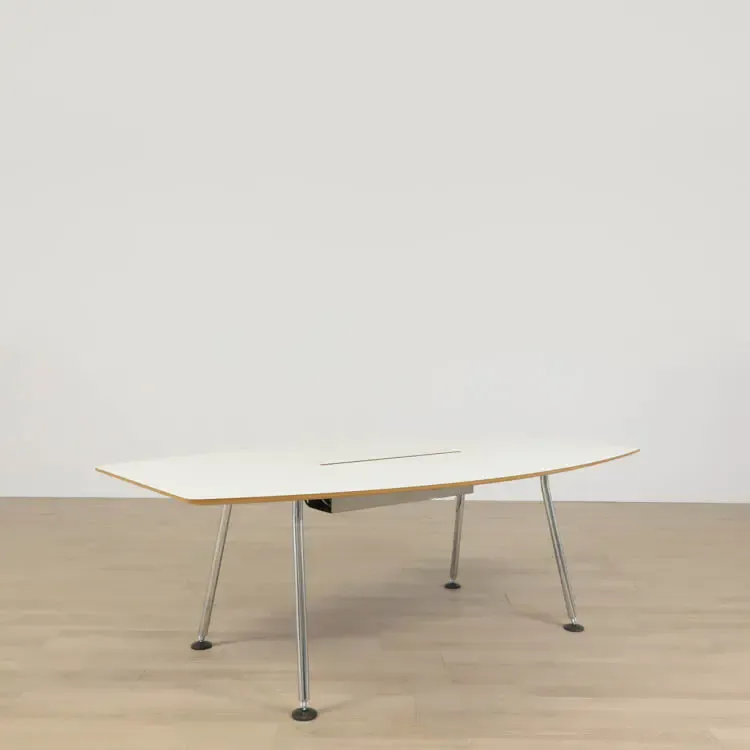 Begagnat konferensbord Disc från Skandiform med vit båtformad laminatskiva, kromunderrede. Mått: Höjd 72 cm, längd 210 cm, bredd 81–120 cm. 