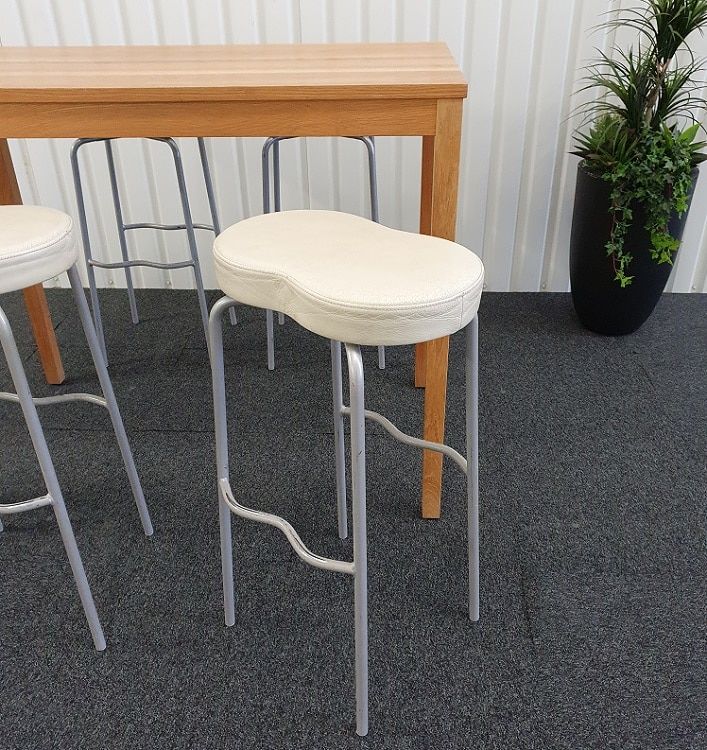Begagnad barstol Bönan från Materia med stoppad sits, ben i borstat stål och fotstöd. Mått: Bredd 43 cm, djup 34 cm och höjd 78 cm.