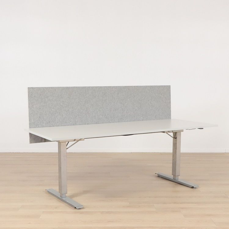 Begagnad rektangulär bordsskärm i grått, med svart distinkt kant. Mått höjd 60 cm, längd 190 cm, Tjocklek 3 cm. 