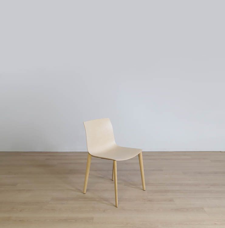 Begagnad matstol Catifa 46 från Arper. Mått: Sitthöjd 48 cm, rygghöjd 38 cm, ryggbredd 30 cm, sittbredd 39 cm, sittdjup 45 cm.