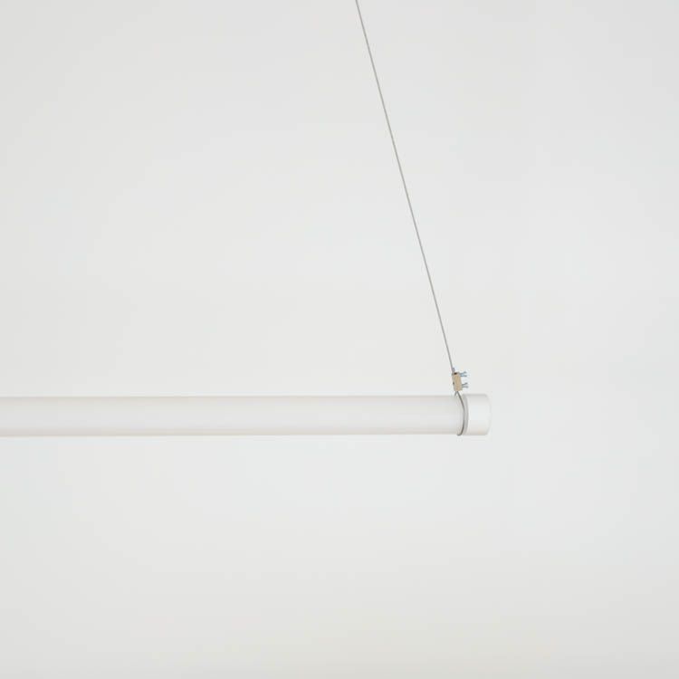 Begagnad golvlampa Neon Tube Led i vitt från Hay. Mått: bredd 150 cm, diameter 3 cm.