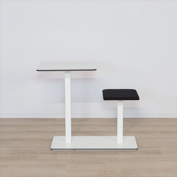 Begagnat vitt pelarbord med pall Ponoq från Karl Andersson & Söner.  Höjd: 72 cm Bredd bordsskiva: 76 cm Djup bordsskiva: 40 cm. 