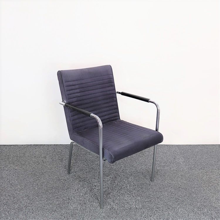 Begagnad konferensstol Quilt från Offecct i mörkgrått. Mått: Höjd 83 cm, sitthöjd 44 cm, bredd 53 cm, djup 62 cm. 