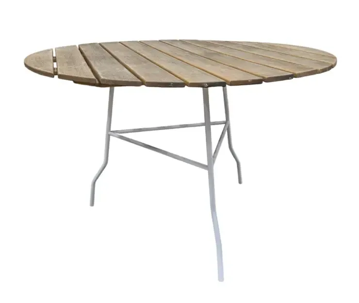 Begagnat utebord Pia från Gärsnäs med bordsskiva ek och stativ i vitt. Mått: Höjd 70 cm x Bredd 110 cm x Djup 110 cm. 
