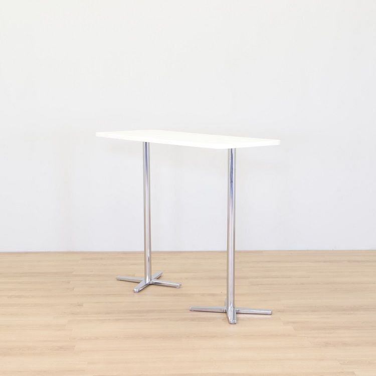 Begagnat barbord från Materia i vitt med stativ i pressgjuten aluminium. Mått: Längd: 135 cm, Bredd: 53 cm och Höjd: 108 cm. 