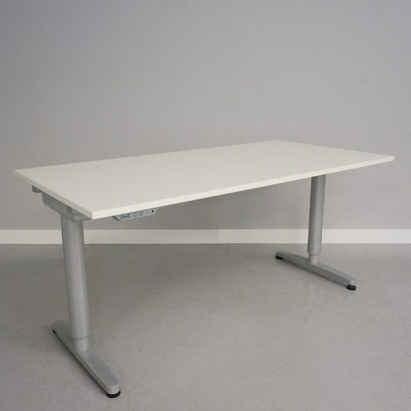 Begagnat höj- och sänkbart skrivbord Galant från Ikea. Laminatskiva i vitt med silverfärgat stativ. Mått: Bredd 160 cm, Djup 80 cm, Höjd justerbar mellan 70 till 120 cm. 