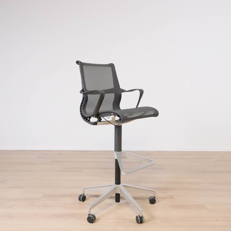 Begagnad kontorsstol Setu från Herman Millers. I svart mesh med svart fot. Mått: Höjd: 128 cm, Sitthöjd: 68-89 cm, Sittbredd: 48 cm, Rygghöjd: 46 cm. 